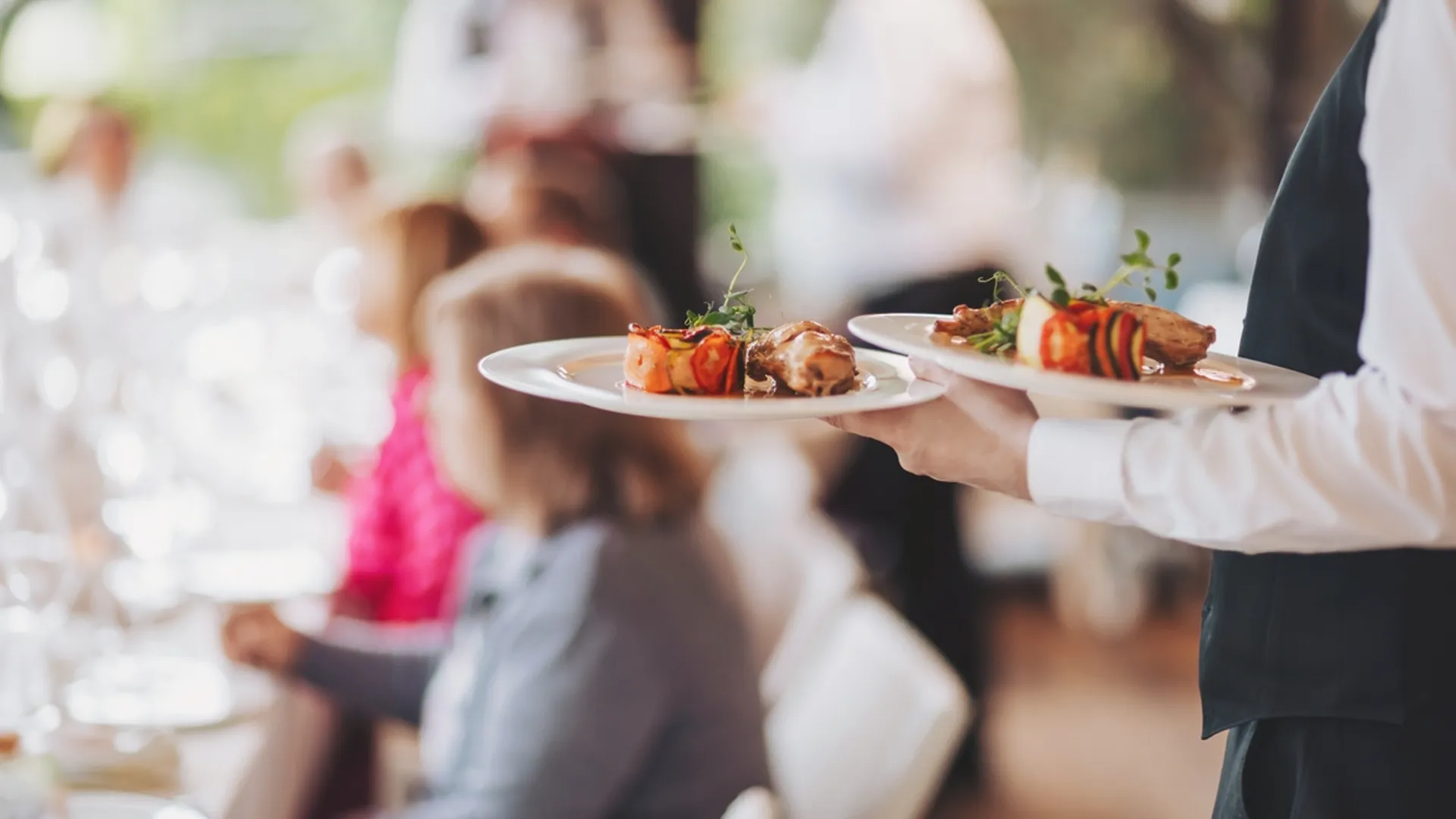 Food-Fotografie eines Servierers mit sorgfältig angerichteten Gerichten, perfekt inszeniert für Restaurants, um Geschichten und Emotionen zu transportieren.
