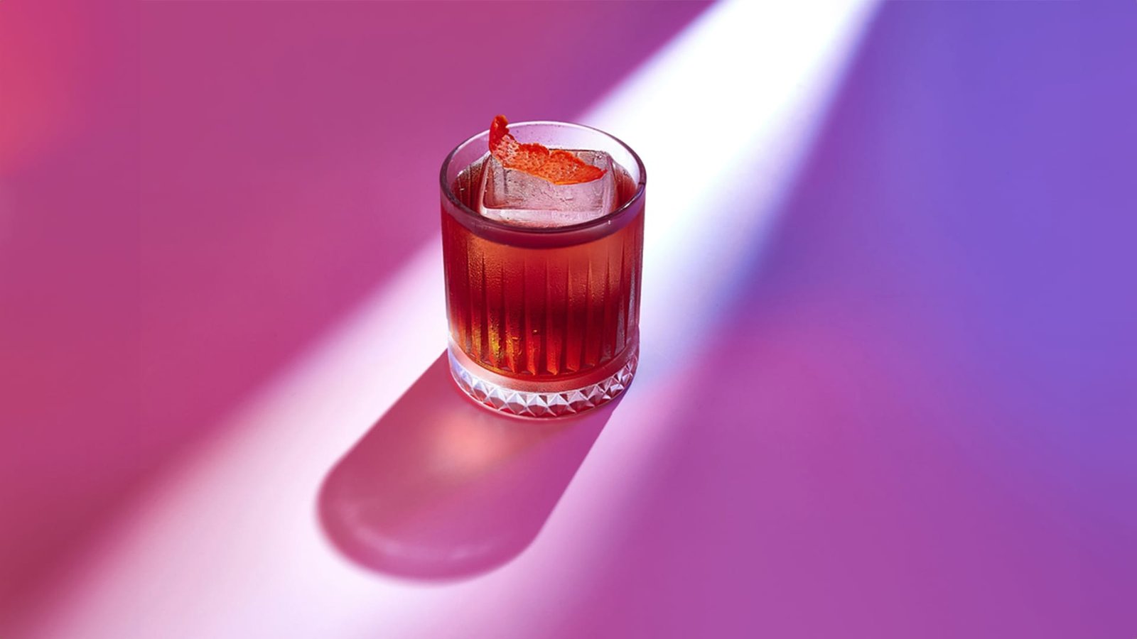 Food-Fotografie Trends 2025: Stilvolle Inszenierung eines Cocktails im Neon-Licht mit dramatischen Farbakzenten, modern umgesetzt von Socialfood.
