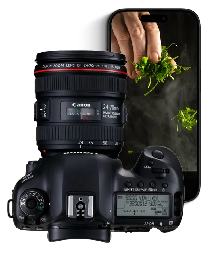 Kamera und Smartphone mit frischen Kräutern – Food-Fotografie Steiermark für Restaurants.