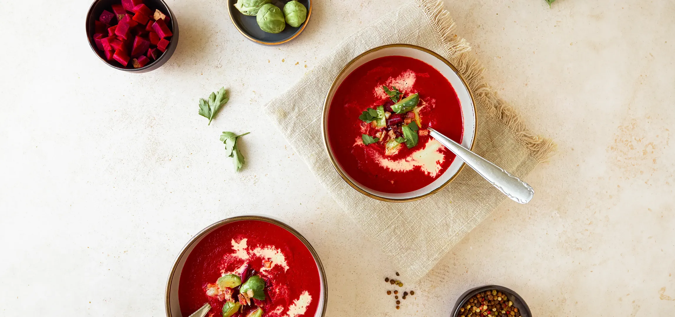 Authentisches Food-Styling von Socialfood mit roter Suppe, umgeben von frischen Zutaten und einer natürlichen Präsentation.